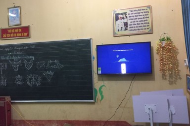 Lớp học chọn máy chiếu hay tivi tốt hơn trong giảng dạy